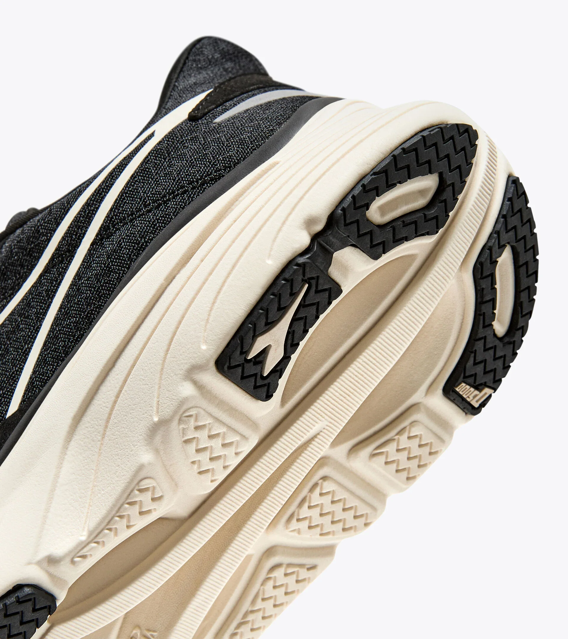 Diadora Men’s Equipe Nucleo Black Whisper White - Image 4